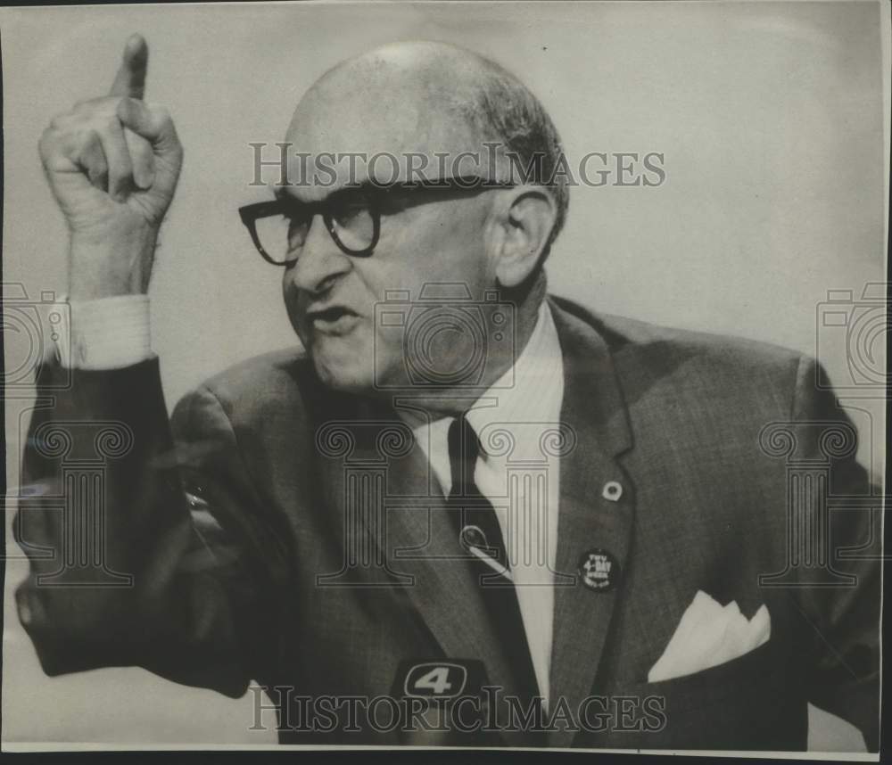 1966 Press Photo TWU President Michael Quill speaks with newsmen in New York