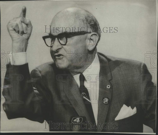 1966 Press Photo TWU President Michael Quill speaks with newsmen in New York