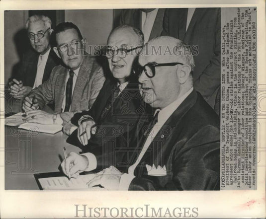 1960 Press Photo TWU President Mike Quill and other labor contract signers