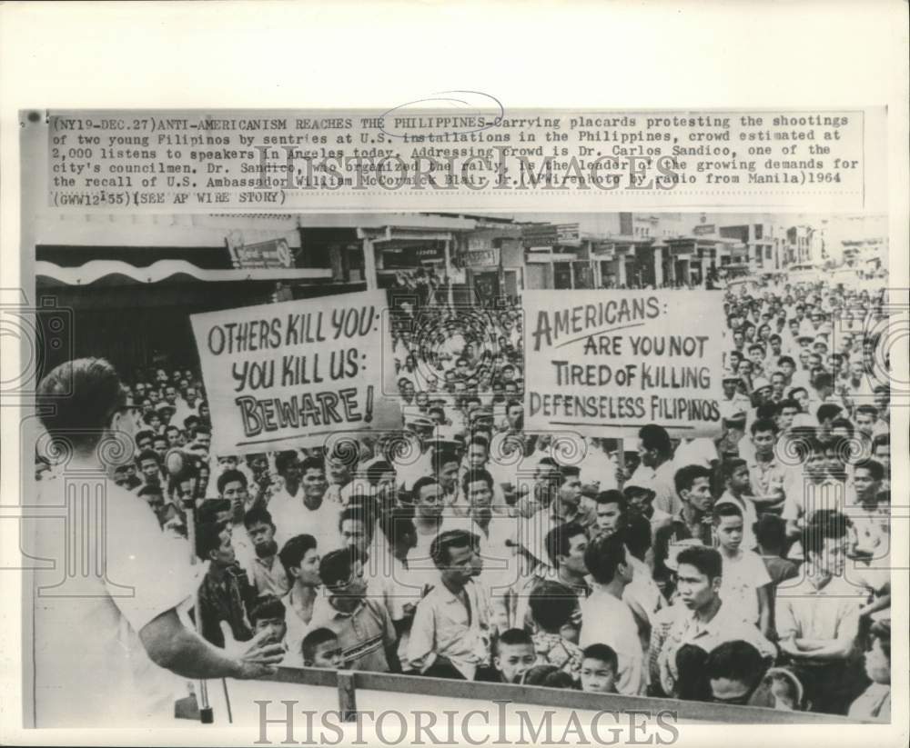 1964 Press Photo Dr. Carlos Sandico addresses protesting Philippine crowd