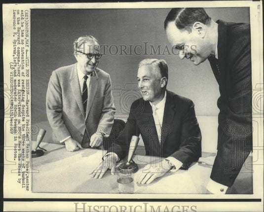 1969 Press Photo Harvard President Nathan Pusey interviewed by Spivak and Newman
