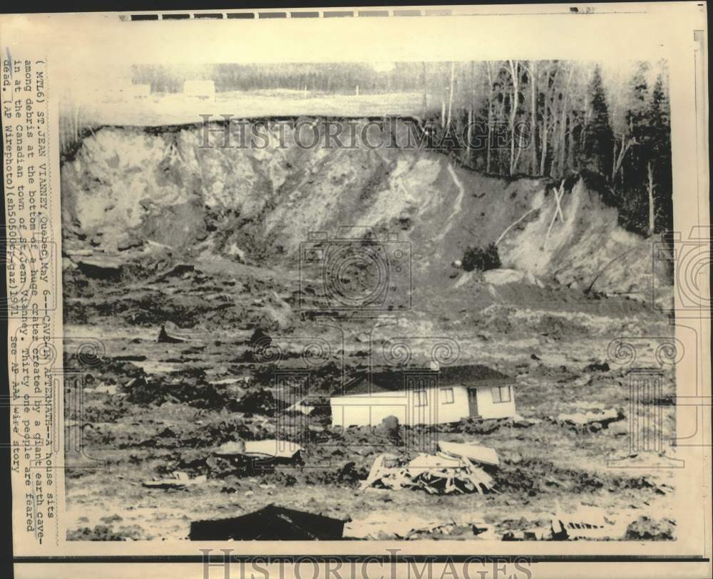 1971 Press Photo House sits among earth cave-in debis in St. Jean Vianney