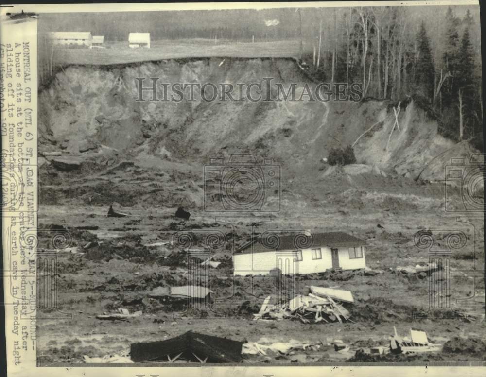 1971 Press Photo House sits bottom of cave-in crater in Canada - now34000