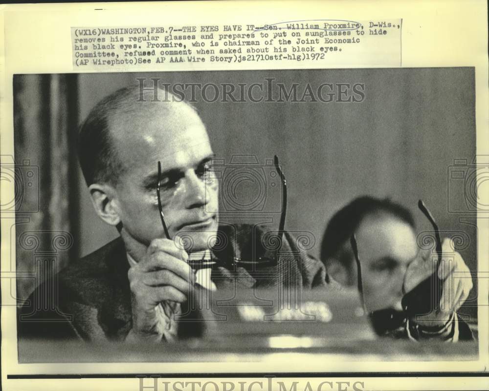 1972 Press Photo Senator William Proxmire appears in Washington with black eyes