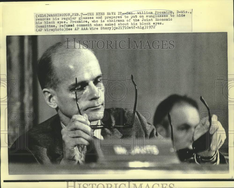 Load image into Gallery viewer, 1972 Press Photo Senator William Proxmire appears in Washington with black eyes
