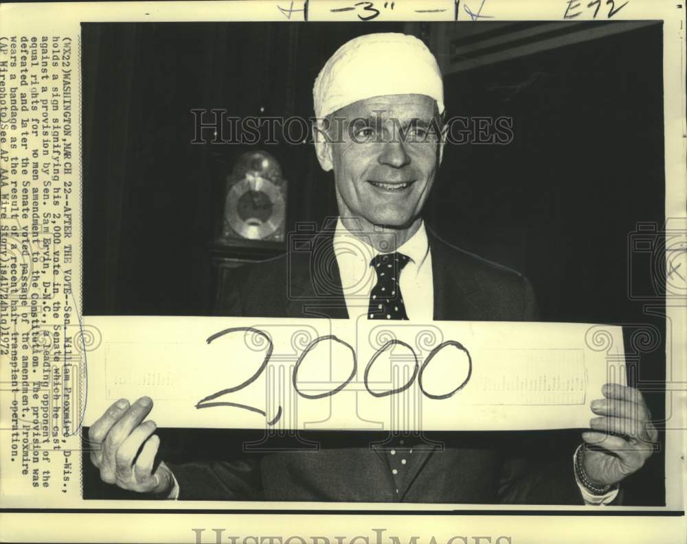 1972 Press Photo Senator William Proxmire holds sign of 2,000 votes in Senate