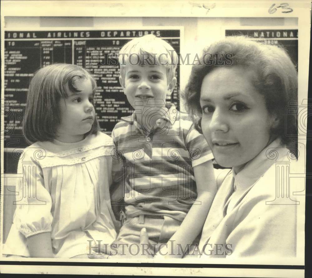 1969 Press Photo Hijacked airlines passengers Barbara Presley and children