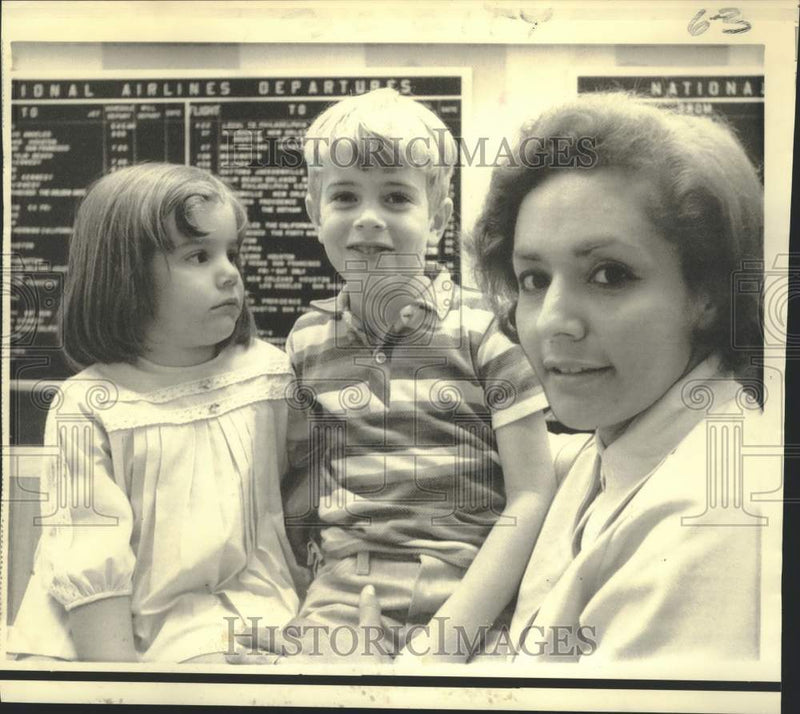 Load image into Gallery viewer, 1969 Press Photo Hijacked airlines passengers Barbara Presley and children
