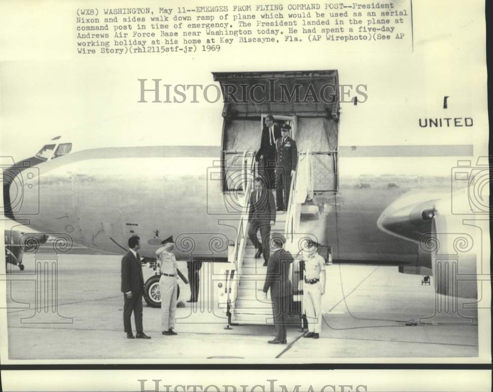 1969 Press Photo President Nixon and aides emerge from flying command post plane