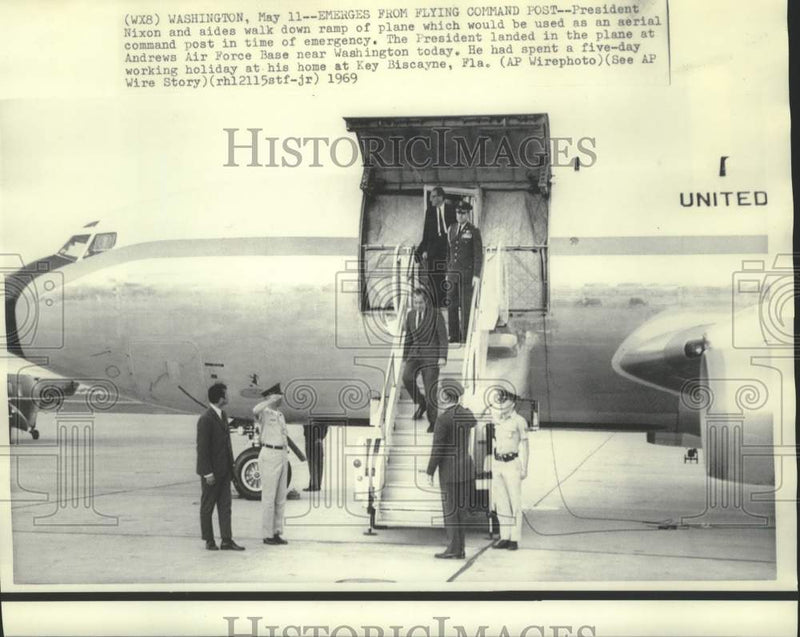 Load image into Gallery viewer, 1969 Press Photo President Nixon and aides emerge from flying command post plane
