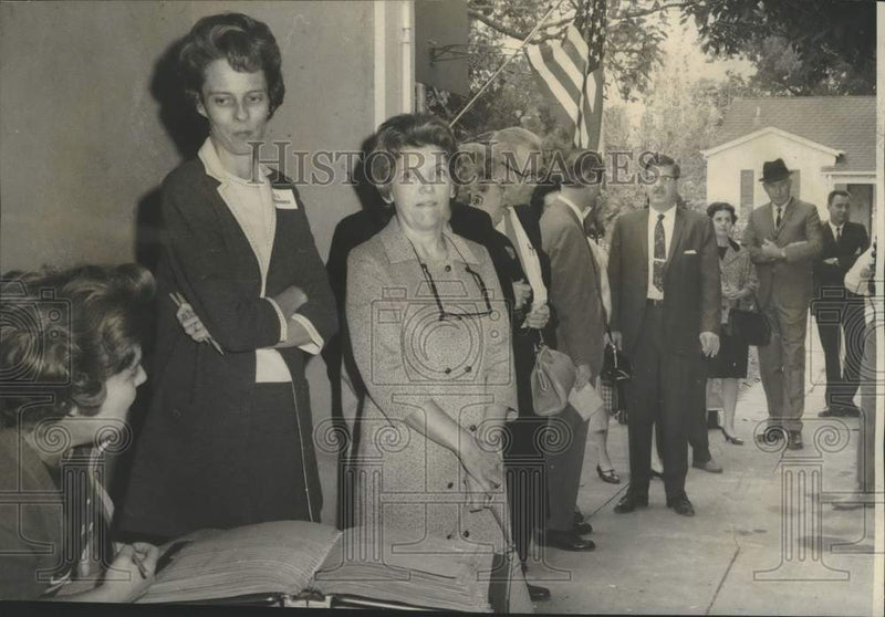 Load image into Gallery viewer, 1968 Press Photo Presidential voting lines at Livingston Place, Metairie, LA
