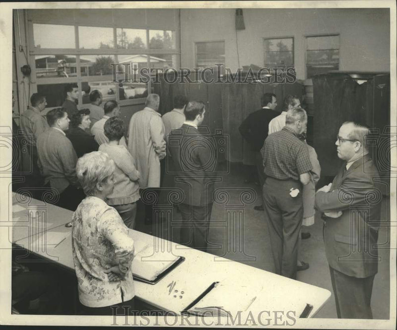 Load image into Gallery viewer, 1968 Press Photo Presidential voters at Terrytown Volunteer Fire Department
