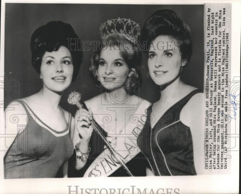 Load image into Gallery viewer, 1963 Press Photo Miss England Susan Pratt with runner-ups in Newcastle, England
