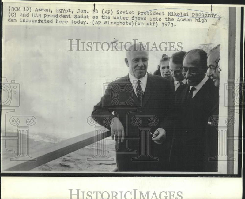Load image into Gallery viewer, 1971 Press Photo Nikolai Podgorny and Anwar Sadat at Aswan Dam inauguration
