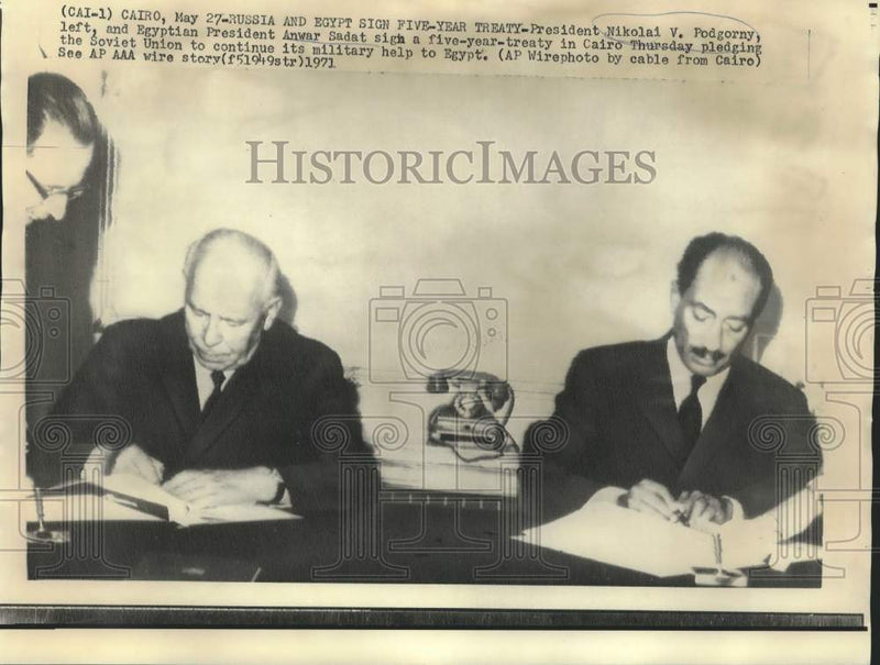 Load image into Gallery viewer, 1971 Press Photo President Nikolai Podgorny and Anwar Sadat sign treaty in Cairo
