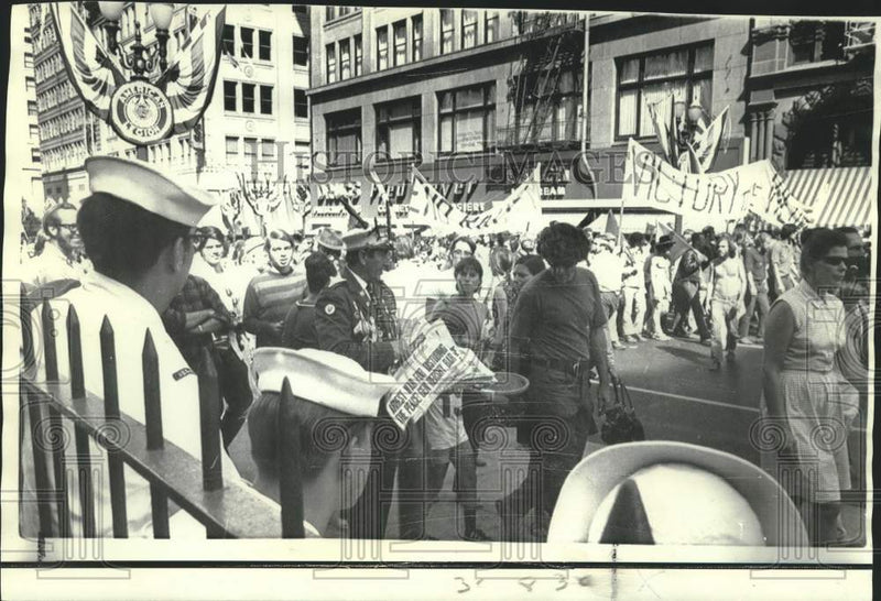 Load image into Gallery viewer, 1970 Press Photo Peoples' Army Jamboree parades in downtown Portland, Oregon
