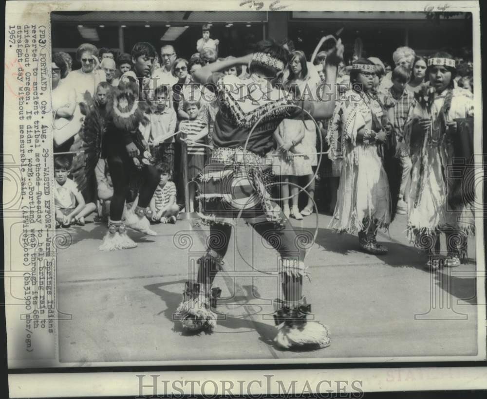 1967 Press Photo Warm Springs Indians perform tribal rain dance for Portland, OR