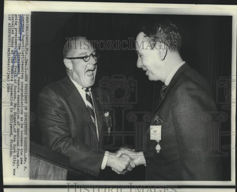 Load image into Gallery viewer, 1966 Press Photo Former &amp; new Bankers Association presidents, Florida convention
