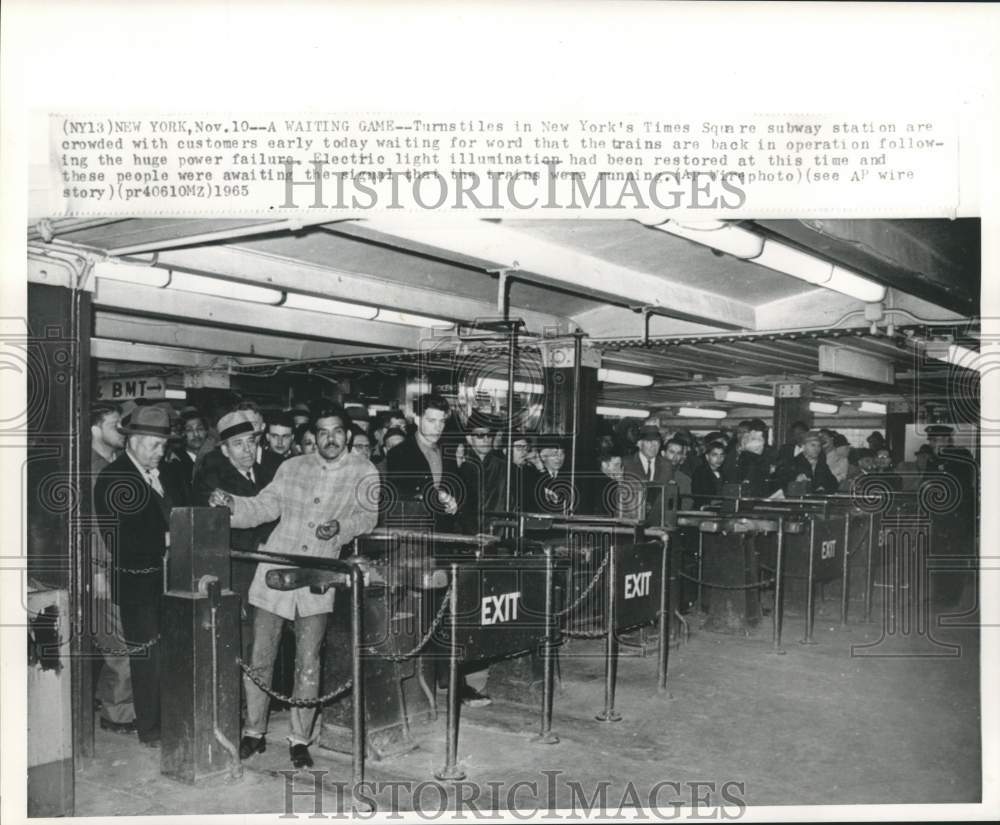 1965 Press Photo New York subway passengers await trains after power failure