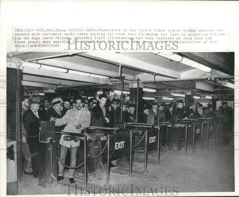 Load image into Gallery viewer, 1965 Press Photo New York subway passengers await trains after power failure
