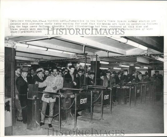1965 Press Photo New York subway passengers await trains after power failure