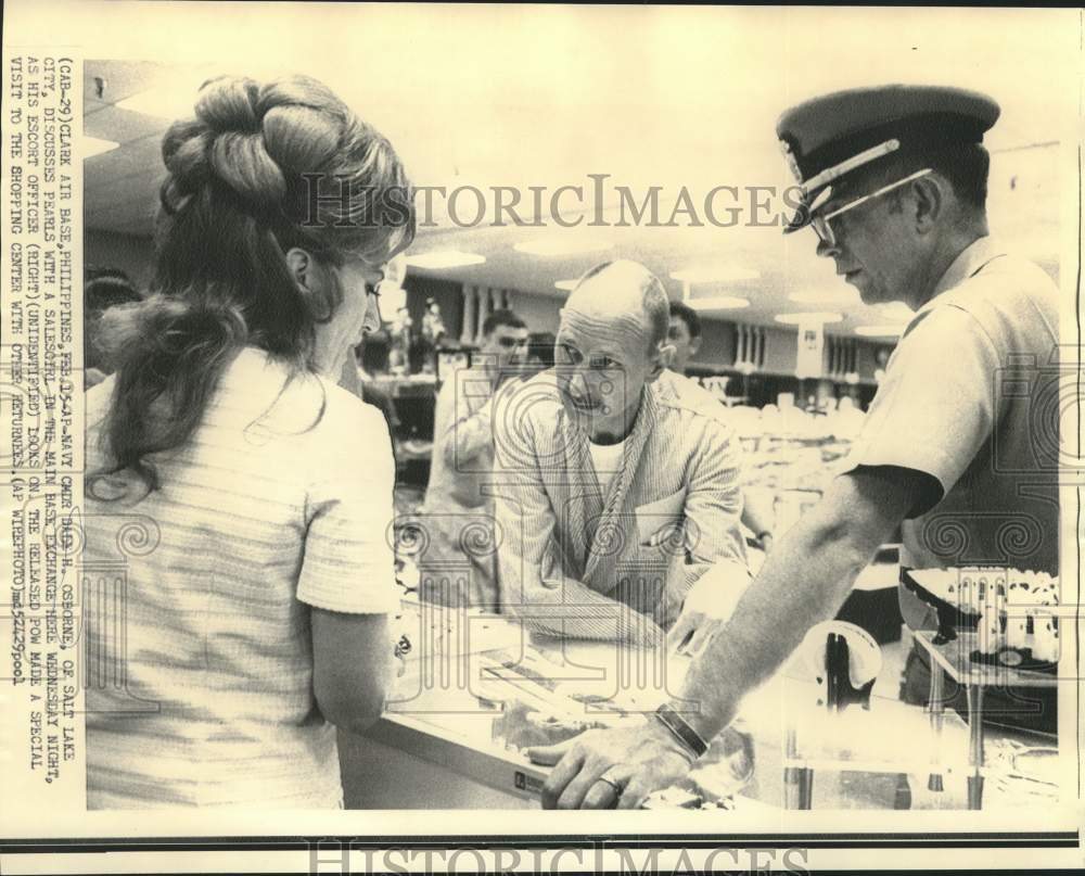 1973 Press Photo Released POW Commander Dale Osborne shops at air base exchange