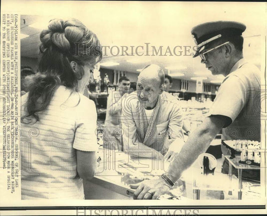 1973 Press Photo Released POW Commander Dale Osborne shops at air base exchange