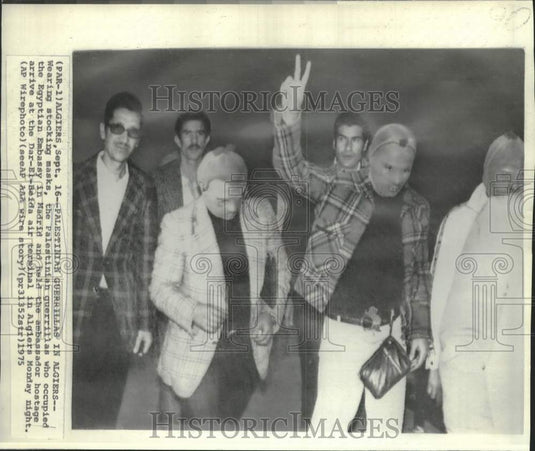 1975 Press Photo Palestinian guerrillas in stocking masks arrive in Algiers