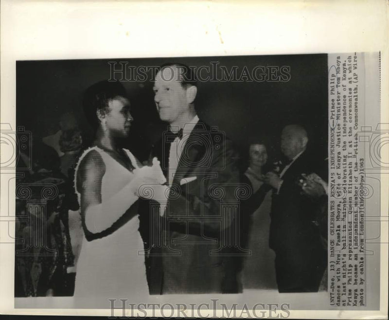 Load image into Gallery viewer, 1963 Press Photo Prince Philip dances with Pamela Mboya at Nairobi ball
