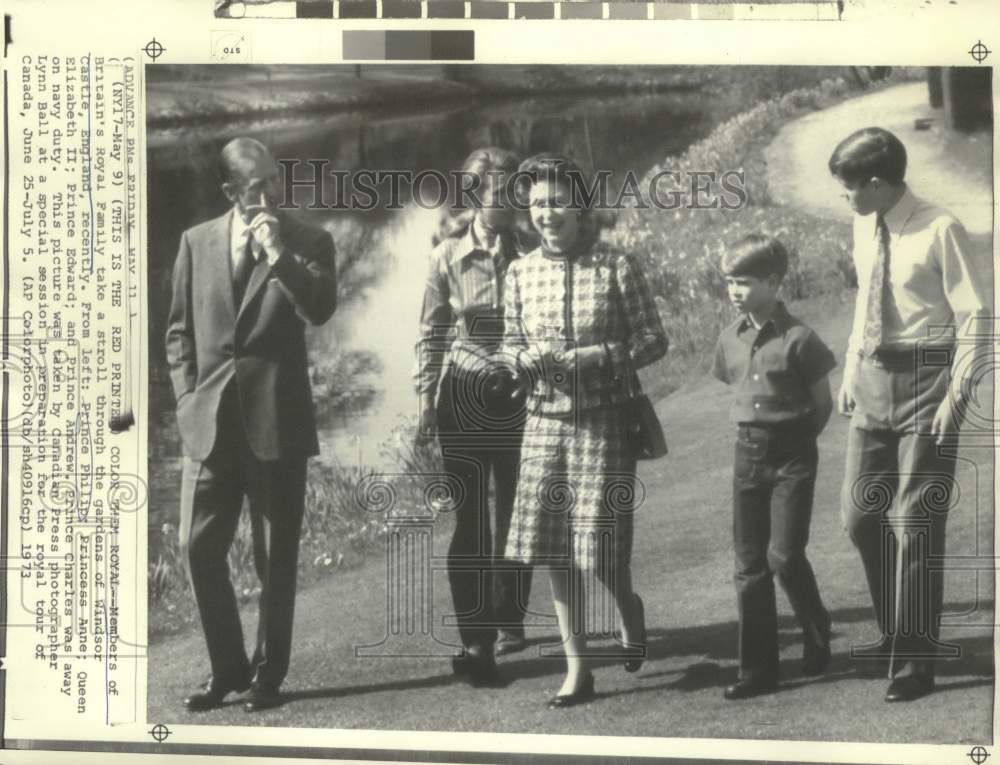 1973 Press Photo British Royal Family strolls through Windsor Castle Gardens