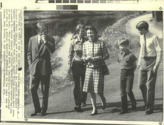 1973 Press Photo British Royal Family strolls through Windsor Castle Gardens