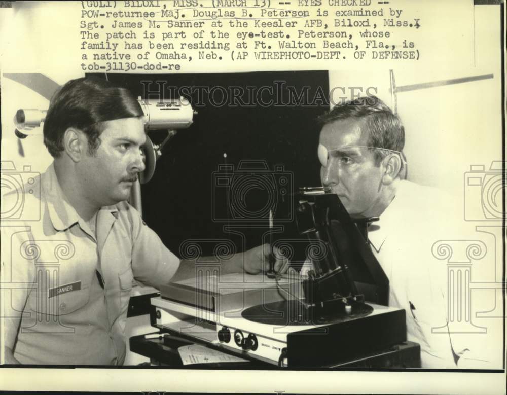 1973 Press Photo POW returnee Major Douglas Peterson examined by Sergeant Sanner