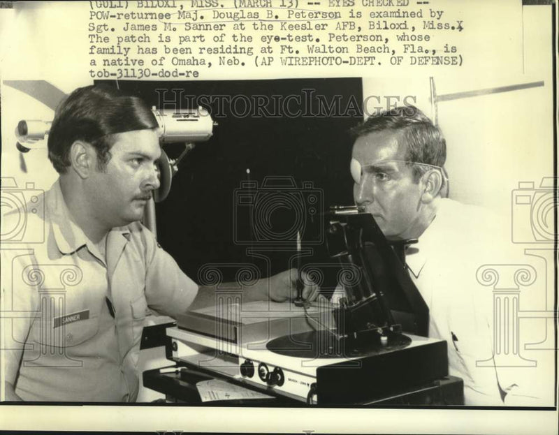 Load image into Gallery viewer, 1973 Press Photo POW returnee Major Douglas Peterson examined by Sergeant Sanner
