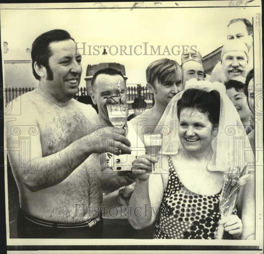 1973 Press Photo Pyotr and Thaisa Petrov toast before jumping into ice-cold pool