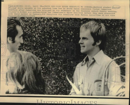1974 Press Photo Martin Pfister with newsmen in Buenos Aires - now34359