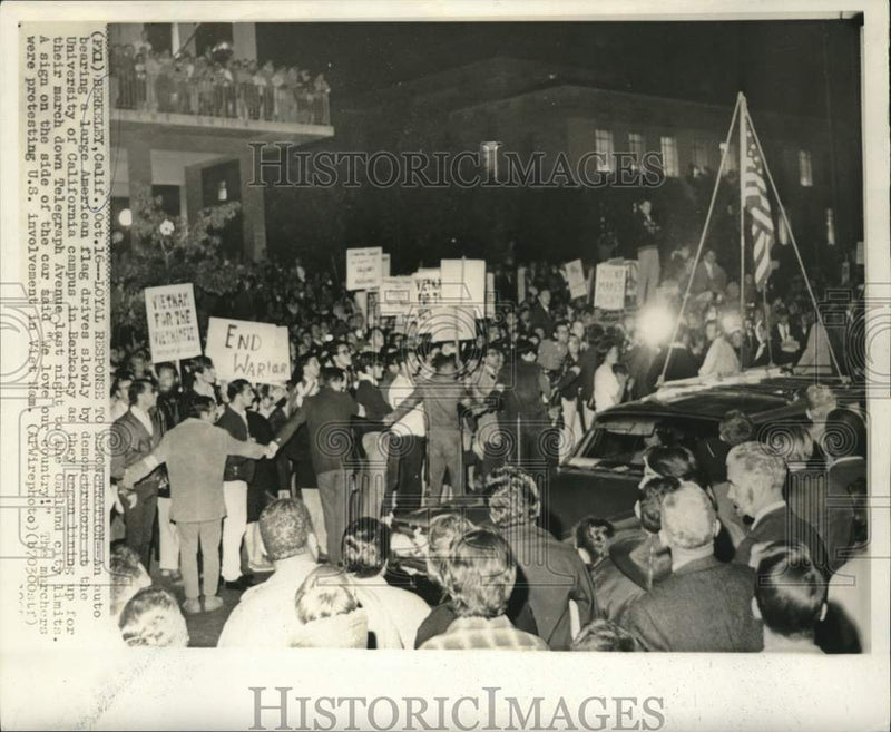 Load image into Gallery viewer, 1965 Press Photo Anti-war demonstrators line up for protest march in Berkeley
