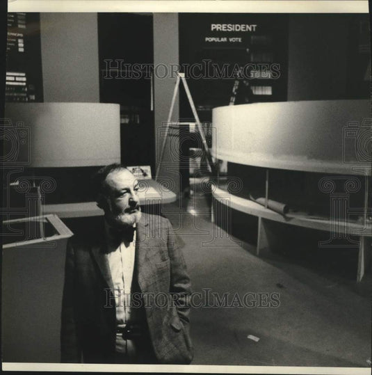 1972 Press Photo Robert Northshield of NBC surveys election night studio 8-H