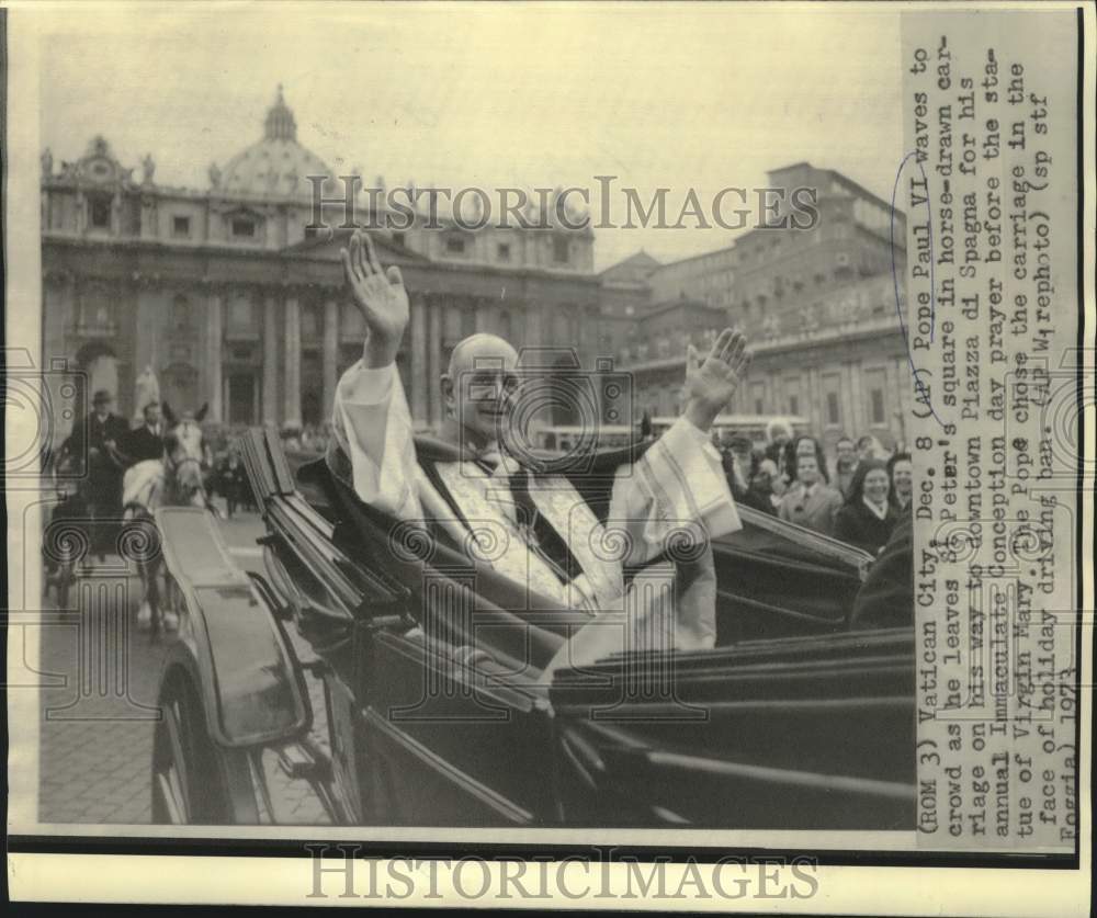 1973 Press Photo Pope Paul VI waves to crowd from horse-drawn carriage