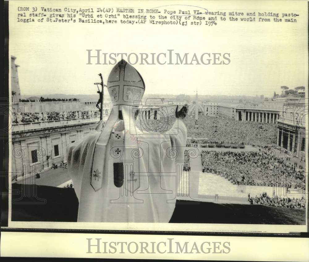1974 Press Photo Pope Paul VI gives &quot;Urbi et Orbi&quot; blessing from Basilica