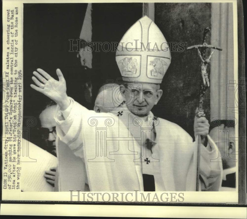 Load image into Gallery viewer, 1974 Press Photo Pope Paul VI salutes St. Peter's Square cheering crowd
