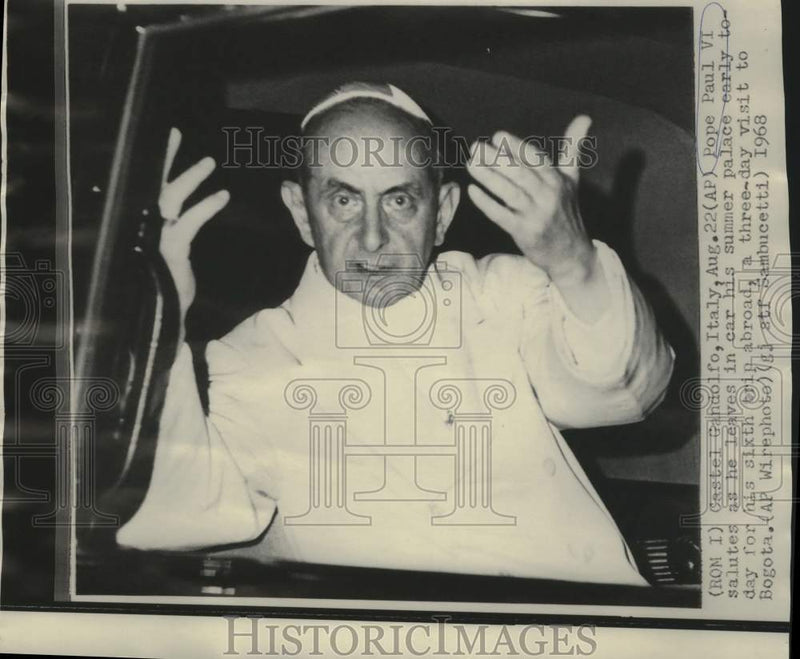 Load image into Gallery viewer, 1968 Press Photo Pope Paul VI salutes when leaving Castel Gandolfo, Italy
