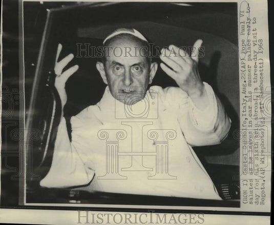 1968 Press Photo Pope Paul VI salutes when leaving Castel Gandolfo, Italy