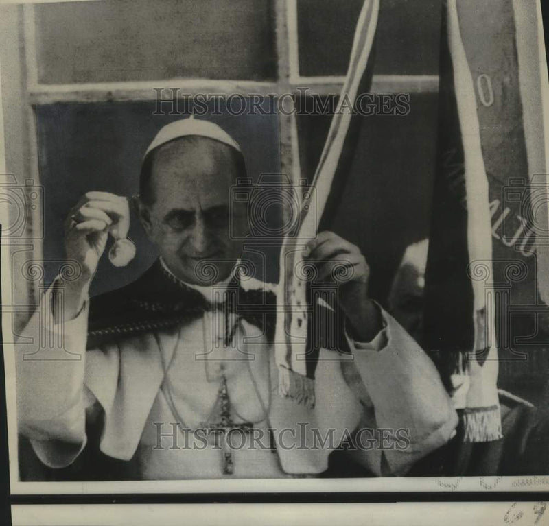 Load image into Gallery viewer, 1967 Press Photo Pope Paul VI pins medal on flag of Croatian pilgrims at Vatican
