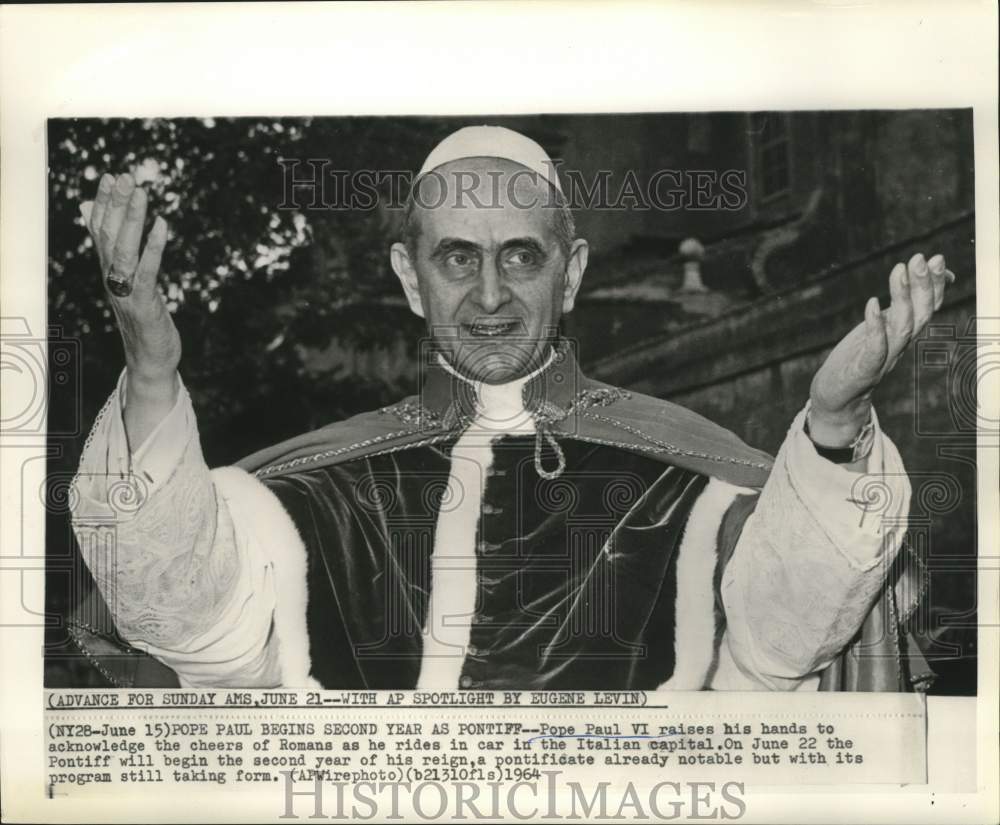 1964 Press Photo Pope Paul VI acknowledges cheers from car in Italian capital