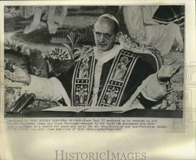 Load image into Gallery viewer, 1963 Press Photo Pope Paul VI records first Christmas message - now34436
