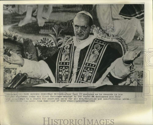 1963 Press Photo Pope Paul VI records first Christmas message - now34436