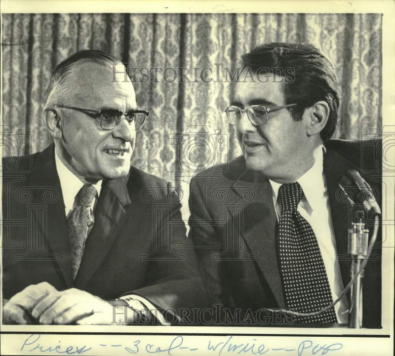 Load image into Gallery viewer, 1972 Press Photo Peter Peterson and Earl Butz at Washington Commerce Department
