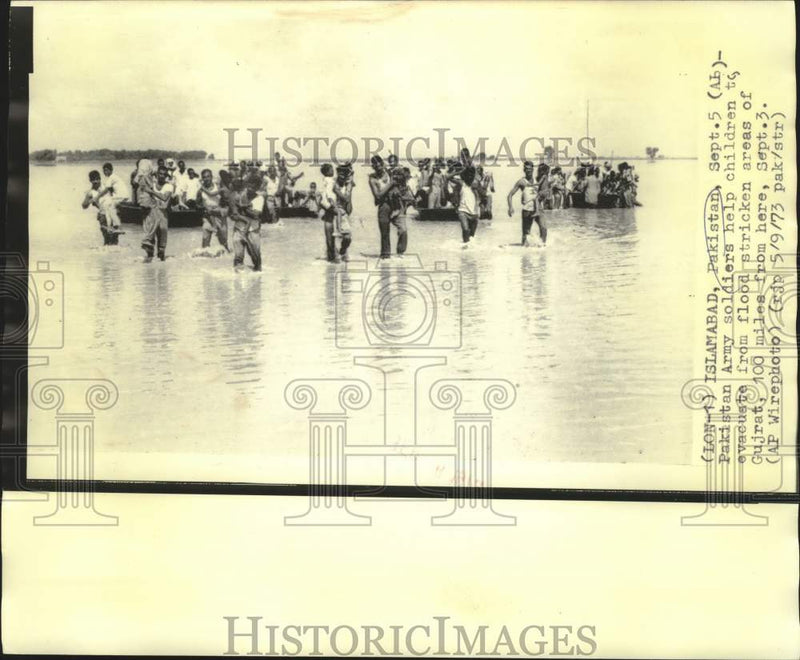 Load image into Gallery viewer, 1973 Press Photo Pakistan soldiers evacuate children from flooded Gujrat area
