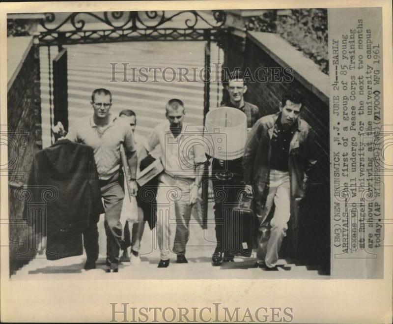 Load image into Gallery viewer, 1961 Press Photo Texas Peace Corps trainees arrive at Rutgers University
