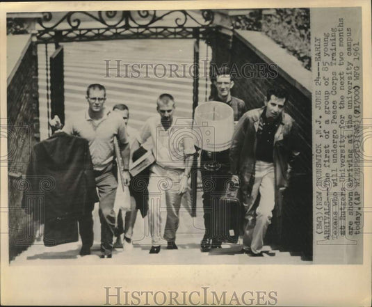 1961 Press Photo Texas Peace Corps trainees arrive at Rutgers University